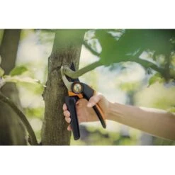 Fiskars Bypass-Gartenschere PowerGearX Mit Rollgriff PX94 -Pola Pflanz Geschaft 6411501110121 4905 3